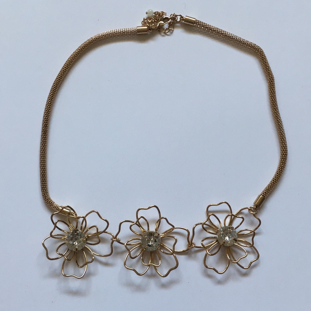 AVON Signature Collection In Bloom Necklace